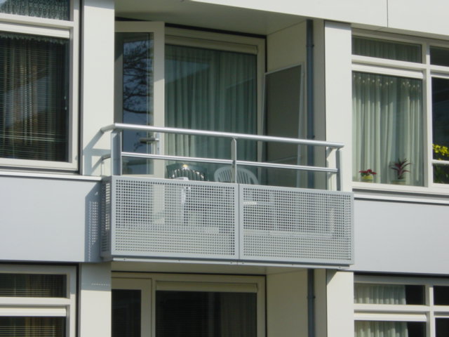 Balkonhekwerk-perfo-met-leuning-CEPU-aluminium.jpg