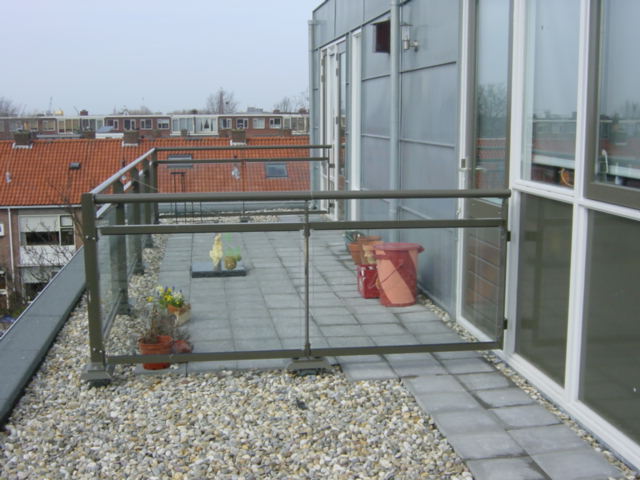 Balkonhek-glas-leuning-aluminium-IJmuiden-Cepu-Constructions.JPG