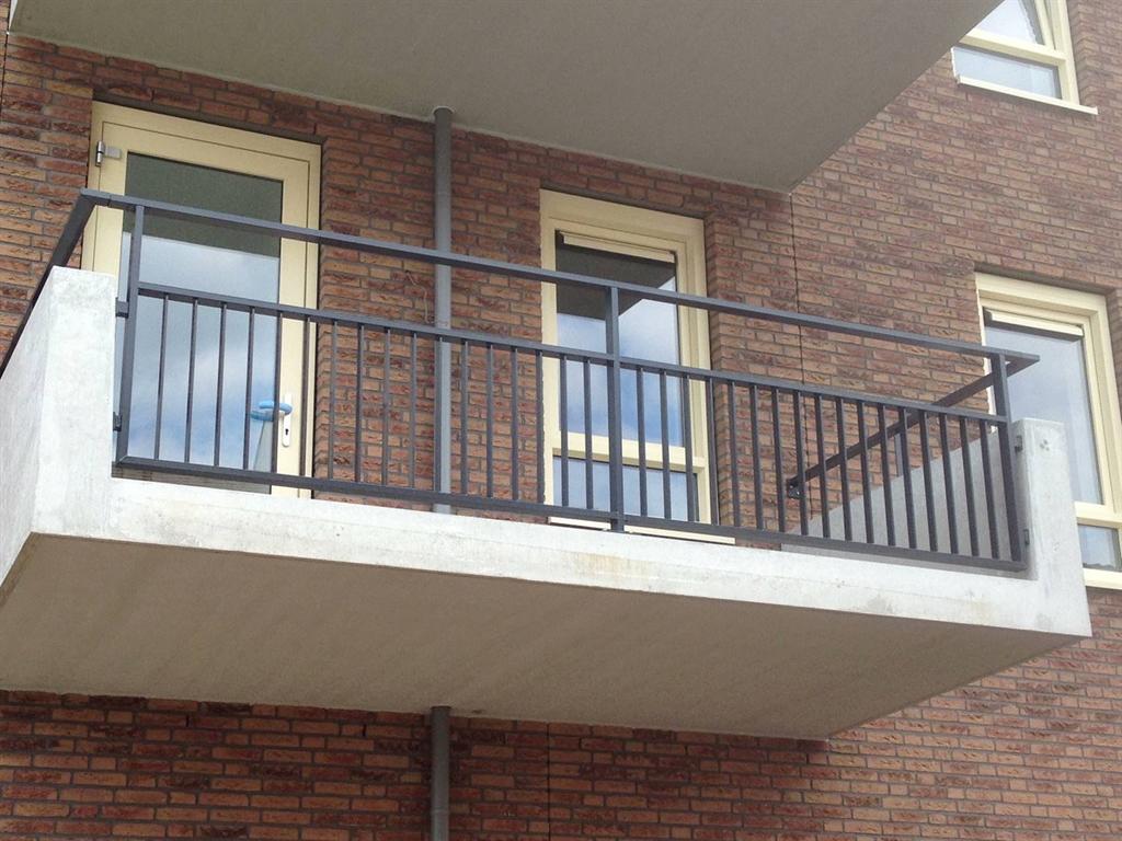 Balkonhek-lamellen-leuning-hoog-aluminium-Cepu-Constructions.JPG
