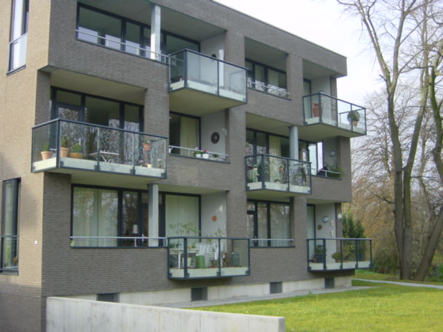 Balkonhekken-met-glasvulling-balustrade-Maastricht-Cepu-Constructions.JPG