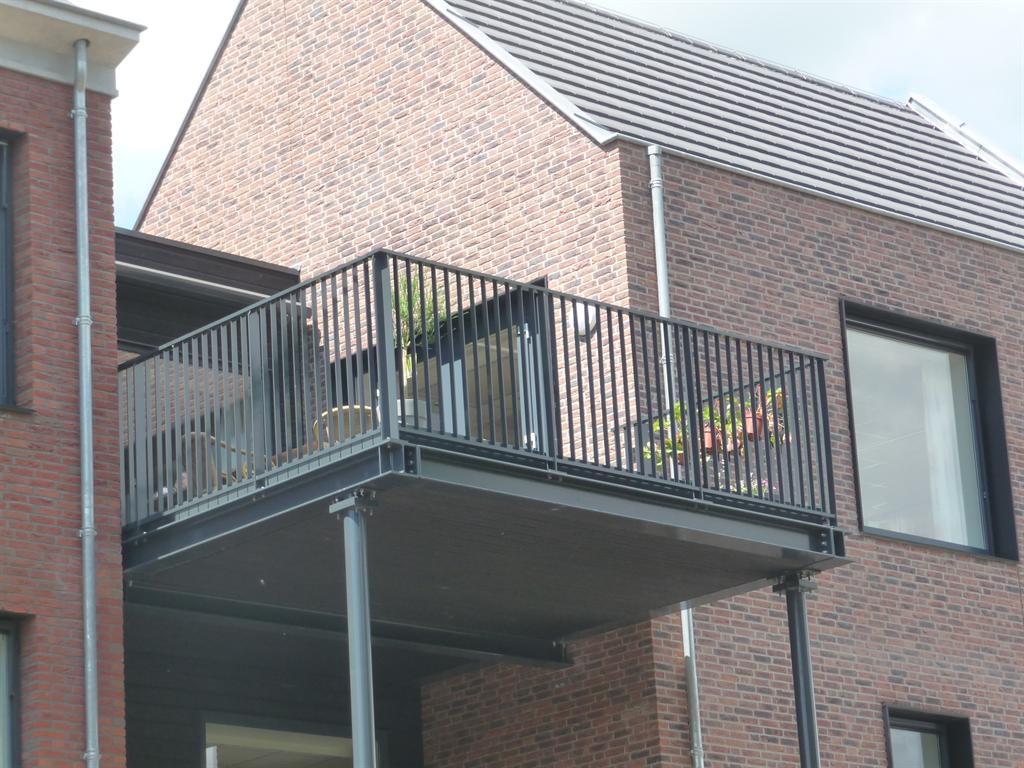 Balkonhekwerk-lamellen-lamelhekken-groot-balkon-CEPU-aluminium.JPG