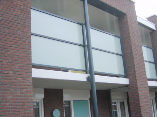 Galerijhek-glas-mat-CEPU-aluminium.jpg