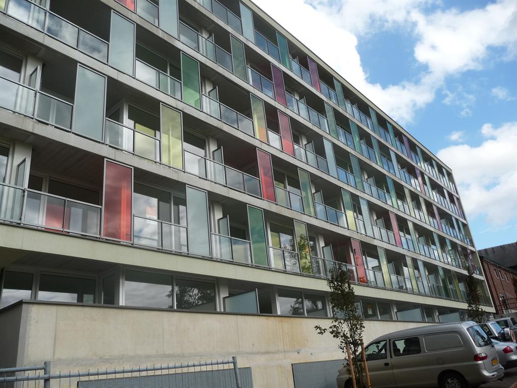 Gekleurd-glas-balkonhekken-privacyschermen-Sittard-Cepu-Constructions.jpg