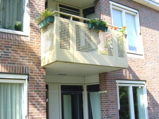 Geperforeerd-balkonhek-staal-Steenwijk-Cepu-Constructions.JPG