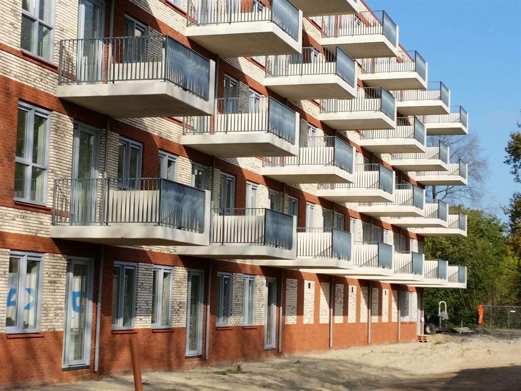 Getordeerde-balkonhekken-lamellen-Hoofddorp-CEPU-Constructions.jpg