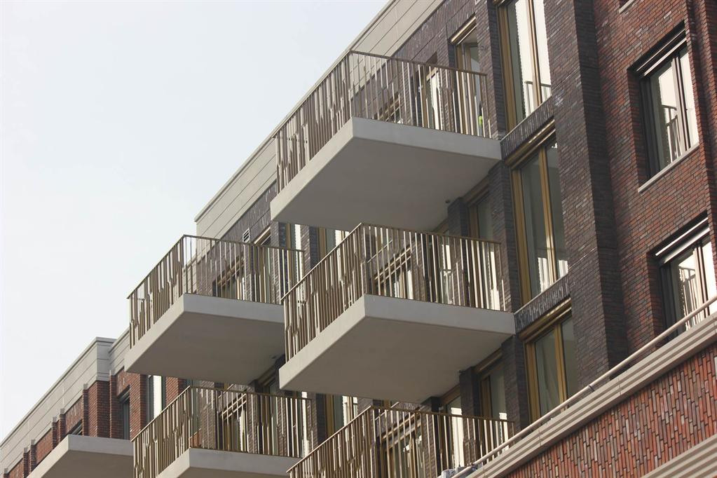 Getordeerde-lamellen-balkonhekken-Cepu-Constructions.jpg