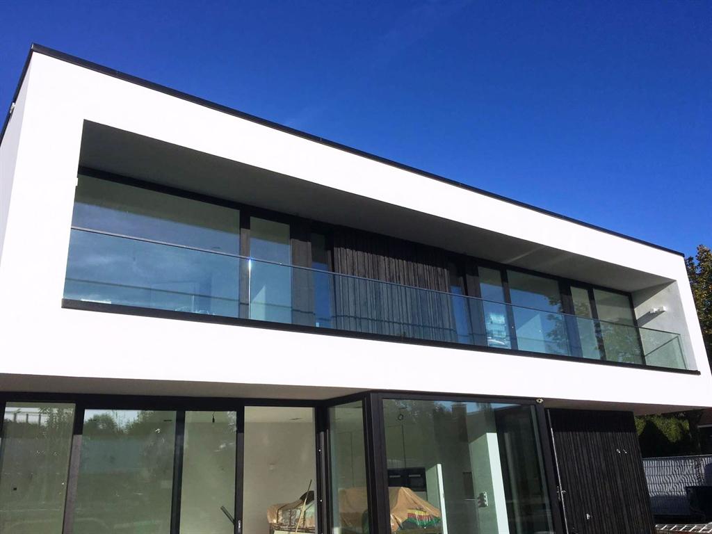 Glasbalustrade-ingeklemd-glas-aluminium-Woonhuis-Vught-Cepu-Constructions.jpg