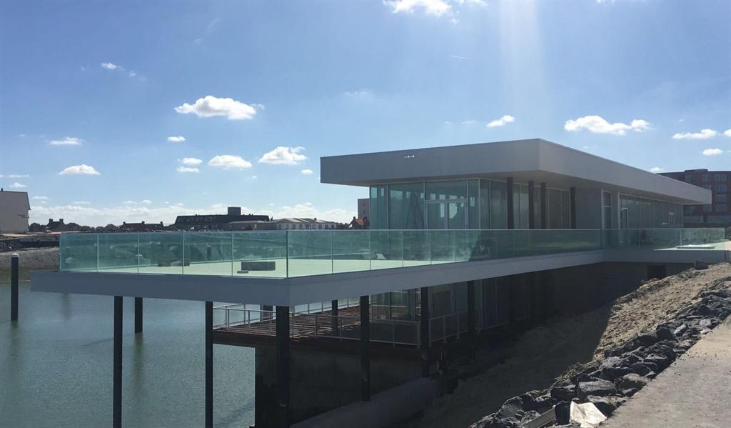 Glasbalustrade-met-ingeklemd-glas-aluminium-Cadzand-Bad-CEPU-Constructions.jpg