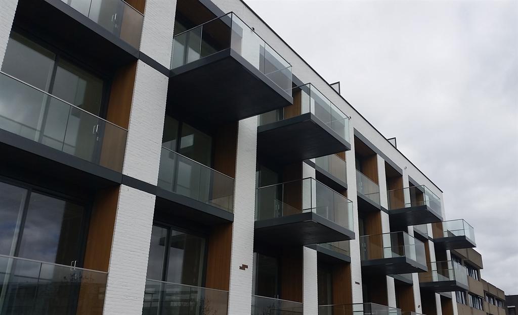 Glasbalustrades-ingeklemd-glas-Weesp-CEPU-Constructions.jpg