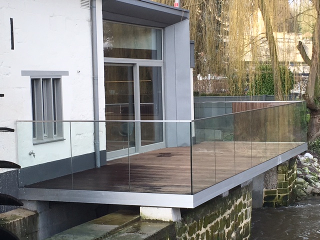 Glasbalustrades-ingeklemd-glas-glazen-balustrade-CEPU-aluminium.jpg