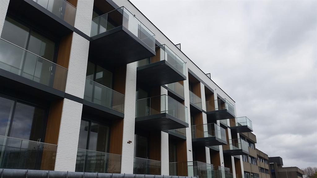Glasbalustrades-met-ingeklemd-glas-balkon-CEPU-aluminium.jpg