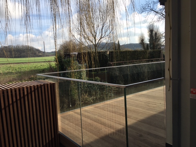 Glasbalustrades-met-ingeklemd-glas-water-CEPU-aluminium.jpg