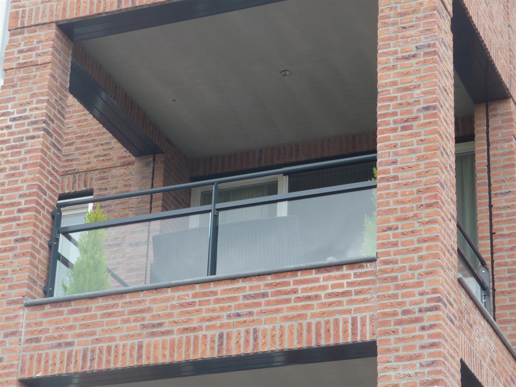 Glazen-balkonhek-leuning-veilig-aluminium-Helmond-Cepu-Constructions.JPG