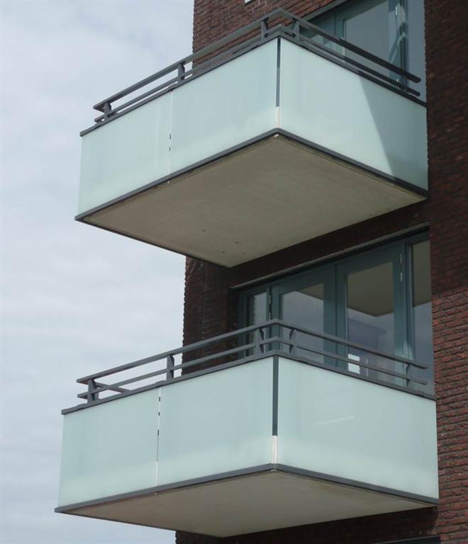 Glazen-balkonhek-met-leuning-Arnhem-CEPU-Nieuwkuijk.jpg