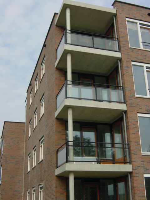 Glazen-balkonhekken-hoek-aluminium-Bedum-Cepu-Constructions.JPG