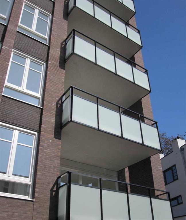 Glazen-balkonhekken-melkwit-aluminium-balusters-Amersfoort-Cepu-Constructions-Nieuwkuijk.jpg