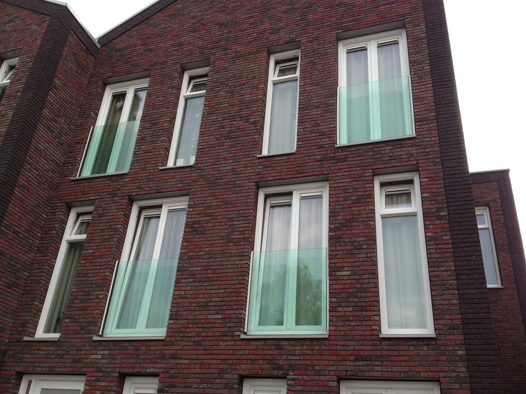 Glazen-hekwerken-fransbalkon-aluminium-groen-Cepu-Constructions.JPG