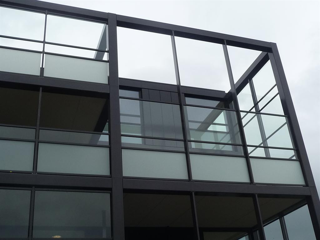 Glazen-videhek-galerijhekken-glas-hoog-mat-CEPU-aluminium.JPG