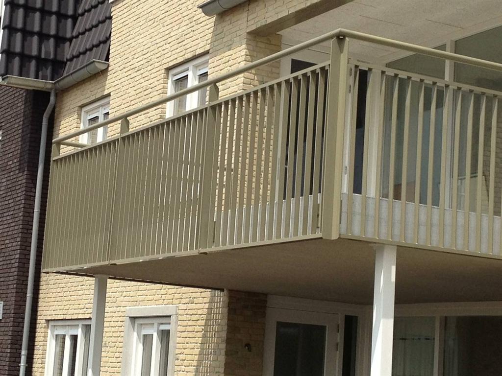 Lamellenhekken-balkonbalustrade-leuningen-aluminium-Cepu-Constructions.JPG