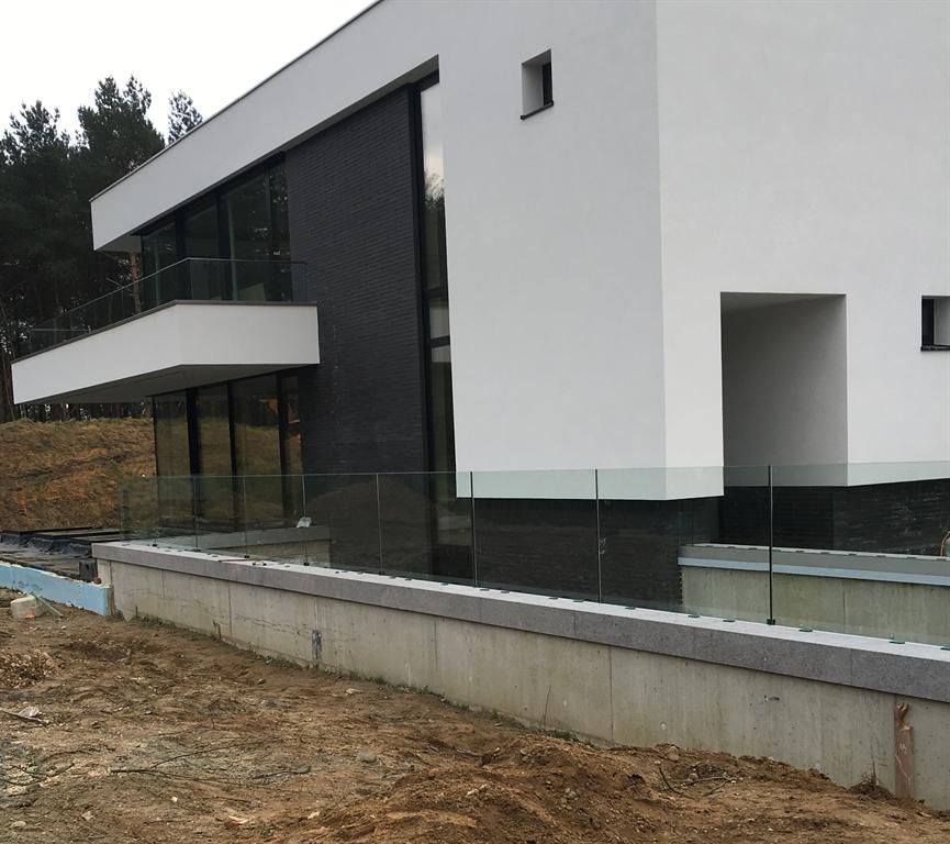 glasbalustrades-ingeklemd-aluminium-Maas-Mechelen-Cepu-Constructions.JPG